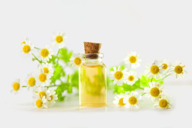 Güzel bir cam kavanozda, masanın üzerindeki çiçeklerin özü.