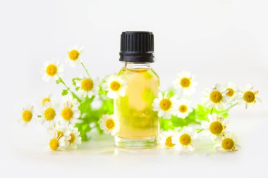 Güzel bir cam kavanozda, masanın üzerindeki çiçeklerin özü.