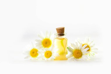 Güzel bir cam kavanozda, masanın üzerindeki çiçeklerin özü.