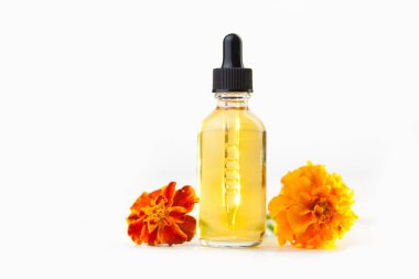 kadife çiçeği esans beyaz zemin üzerine güzel bir şişe