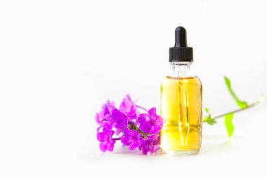 Güzel bir cam kavanozda, masanın üzerindeki çiçeklerin özü.