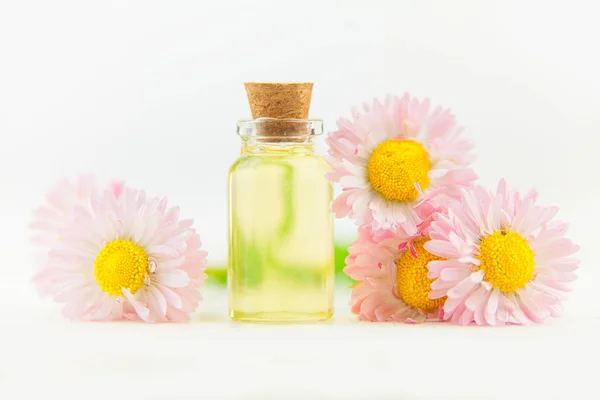 Esencia Las Flores Una Mesa Hermoso Frasco Vidrio — Foto de Stock