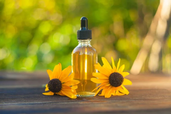 Essenz Von Blumen Auf Dem Tisch Schöner Glasflasche — Stockfoto