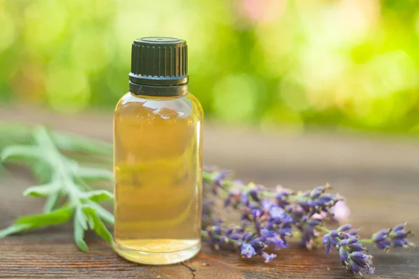 Aceite Esencial Lavanda Una Hermosa Botella Sobre Mesa — Foto de Stock