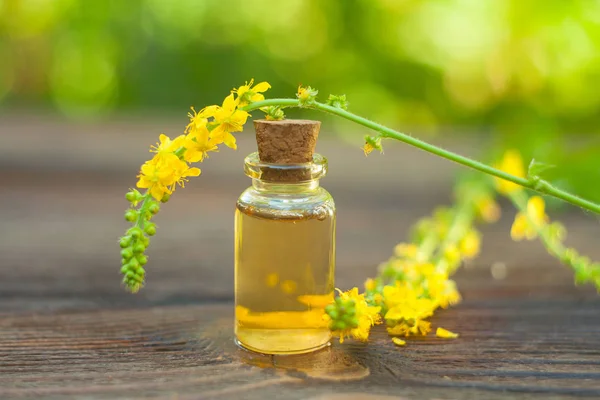 Essens Blommor Bordet Vacker Glasflaska — Stockfoto