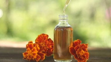 kadife çiçeği esans masada güzel şişe