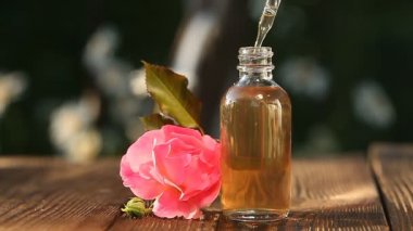 Tablo güzel cam şişede gül özü