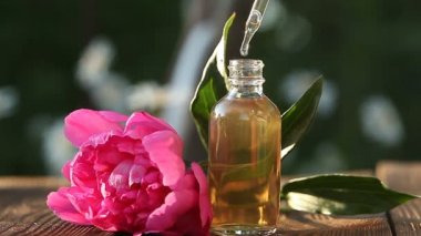 Masaya güzel cam şişe lavanta çiçek özü