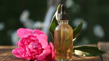 Masaya güzel cam şişe lavanta çiçek özü