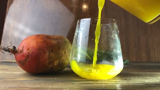 ガラス テーブルの上で黄色ビート ジュース — ストック動画