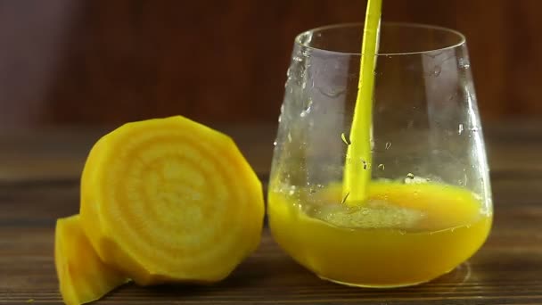 Suco Beterraba Amarela Vidro Mesa — Vídeo de Stock