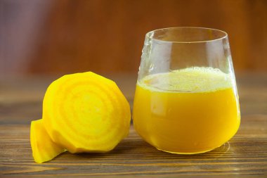 sarı pancar suyu cam ahşap tablo