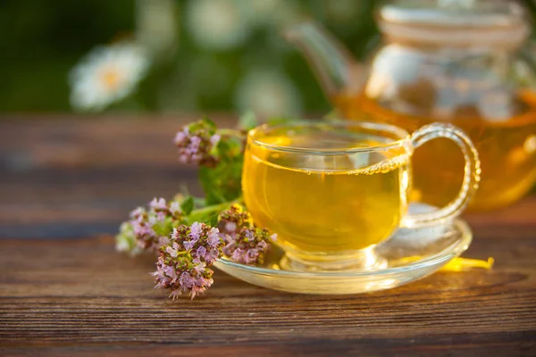 Νόστιμο Πράσινο Τσάι Ένα Όμορφο Γυάλινο Μπολ Ένα Τραπέζι — Φωτογραφία Αρχείου