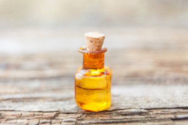 Güzel bir cam kavanozda, masanın üzerindeki çiçeklerin özü.