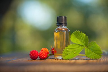 Bir tabloda bir güzel cam kavanoza yabani çilek özü