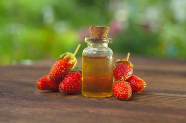 Bir tabloda bir güzel cam kavanoza yabani çilek özü