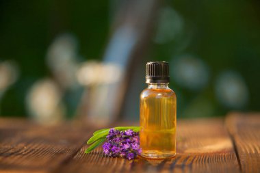 Lavanta esansiyel yağı güzel bir şişe masanın üzerinde