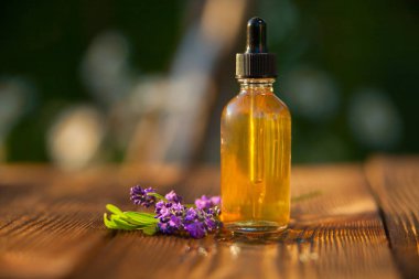 Lavanta esansiyel yağı güzel bir şişe masanın üzerinde