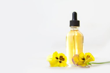 Beyaz arka planda güzel bir şişedeki temel yağ.