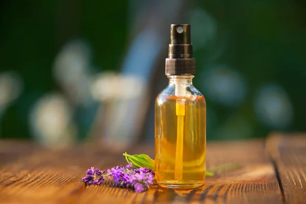 Aceite Esencial Lavanda Una Hermosa Botella Sobre Mesa — Foto de Stock