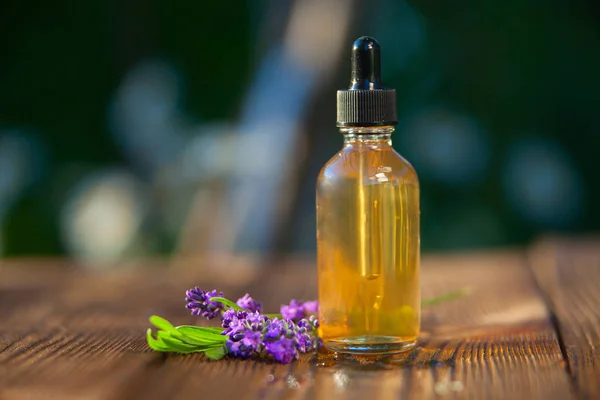 Aceite Esencial Lavanda Una Hermosa Botella Sobre Mesa — Foto de Stock