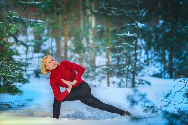 Krásná Žena Která Dělá Jógu Venku Sněhu Žluté Tričko — Stock fotografie