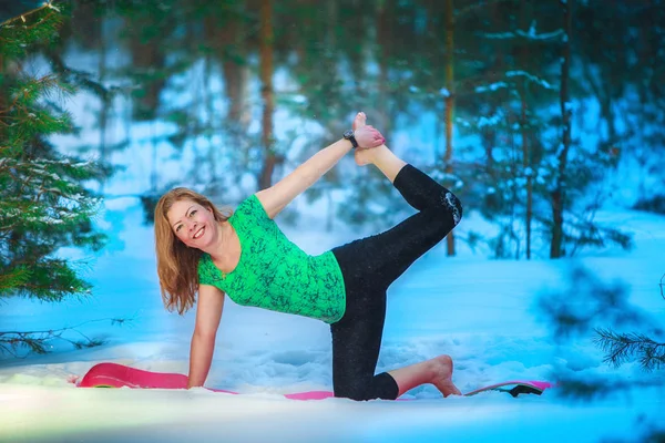 美丽的女人做瑜伽户外在雪地中黄色 — 图库照片
