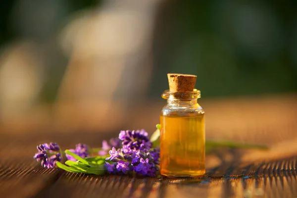 Aceite Esencial Lavanda Una Hermosa Botella Sobre Mesa — Foto de Stock