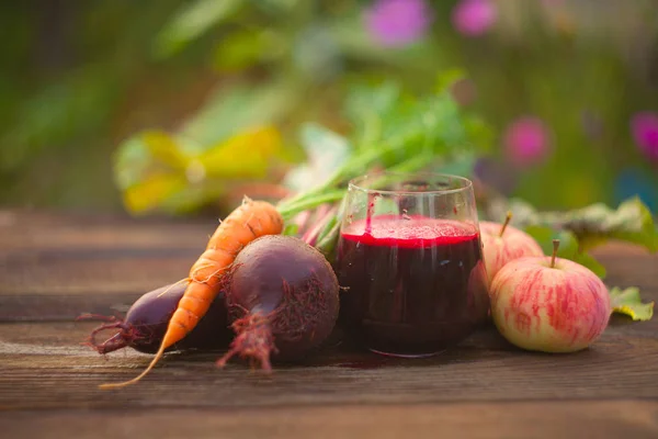 Suco de beterraba em vidro na mesa — Fotografia de Stock