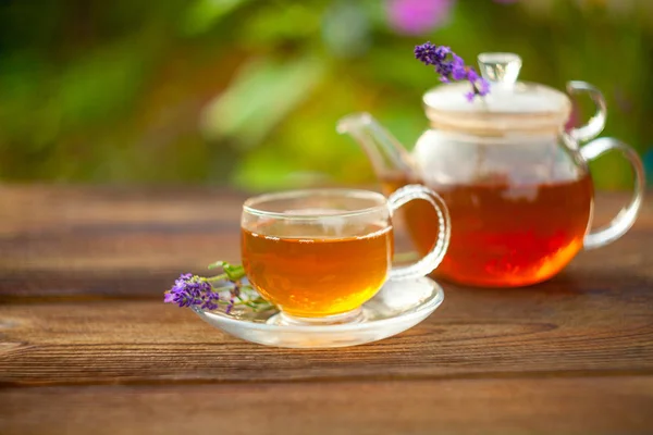 Delicioso té verde en un hermoso tazón de vidrio en la mesa — Foto de Stock