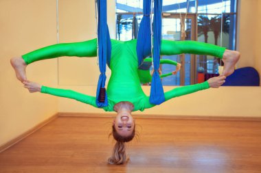 Yoga yaparken güzel esnek kadın üzerinde sarı arka plan teşkil etmektedir.