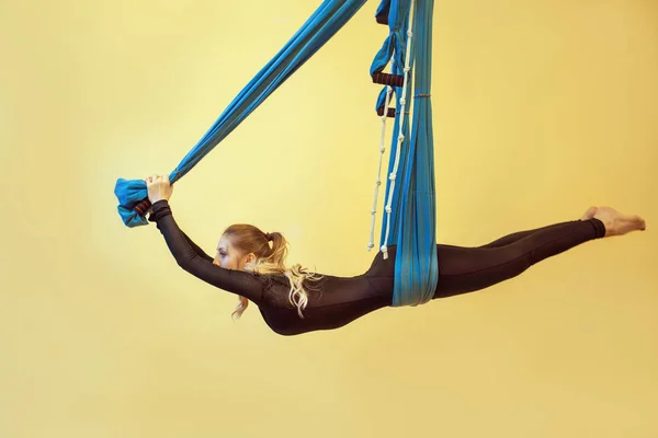 Bela Mulher Flexível Fazendo Poses Ioga Fundo Amarelo — Fotografia de Stock