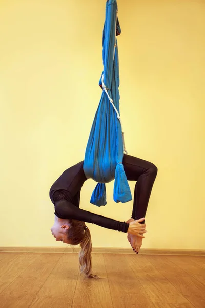 Bella Donna Flessibile Che Yoga Posa Sfondo Giallo — Foto Stock