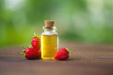 Bir tabloda bir güzel cam kavanoza yabani çilek özü