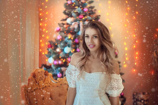 Krásná Žena Pozadí Vánoční Stromeček — Stock fotografie