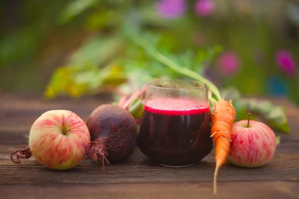 Suco de beterraba em vidro na mesa — Fotografia de Stock