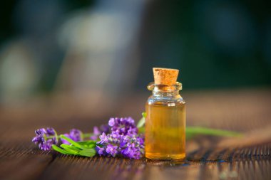 Lavanta esansiyel yağı güzel bir şişe masanın üzerinde