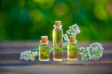 Güzel bir cam kavanozda, masanın üzerindeki çiçeklerin özü.