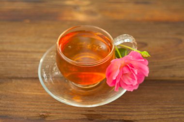 Lezzetli yeşil çay Masadaki güzel cam kasede