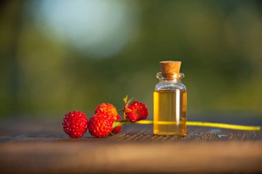 Bir tabloda bir güzel cam kavanoza yabani çilek özü