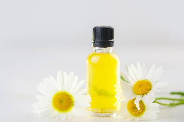 Güzel bir cam kavanozda, masanın üzerindeki çiçeklerin özü.