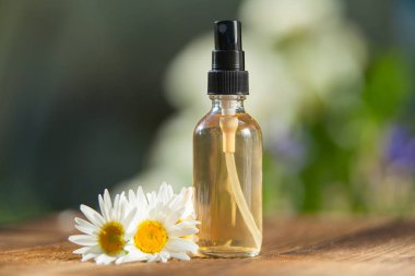 Güzel bir cam kavanozda, masanın üzerindeki çiçeklerin özü.