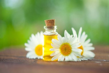 Güzel bir cam kavanozda, masanın üzerindeki çiçeklerin özü.