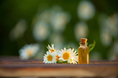 Güzel bir cam kavanozda, masanın üzerindeki çiçeklerin özü.