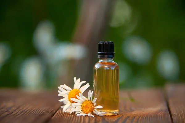 Esencia Las Flores Una Mesa Hermoso Frasco Vidrio — Foto de Stock