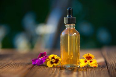 Ahşap arka planda güzel bir şişedeki temel yağ.