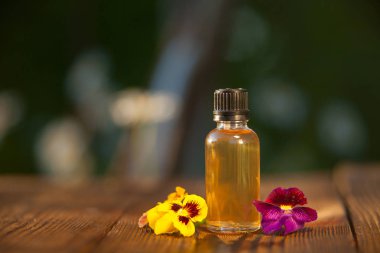 Ahşap arka planda güzel bir şişedeki temel yağ.