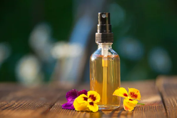 Aceite Esencial Una Hermosa Botella Sobre Fondo Madera — Foto de Stock