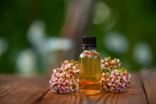 Essentie Van Bloemen Tafel Mooie Glazen Fles — Stockfoto