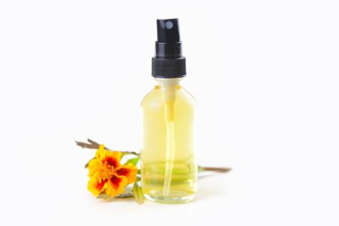 kadife çiçeği esans beyaz zemin üzerine güzel bir şişe